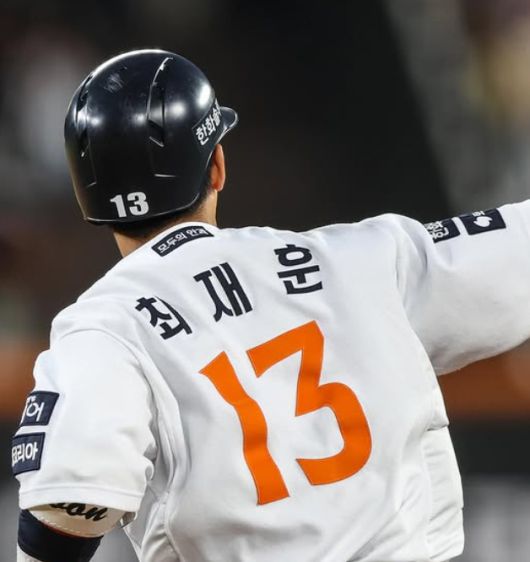 [서울=뉴스핌] 한화 포수 최재훈이 지난 9일 대전 KIA전에서 4회 역전 스리런 홈런을 때려낸 후 홈으로 향하고 있다. [사진 = 한화] 2025.07.10 wcn05002@newspim.com