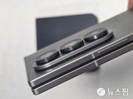 [서울=뉴스핌] 김아영 기자 = 갤럭시 Z 폴드7의 후면 카메라 모습. 2025.07.10 aykim@newspim.com