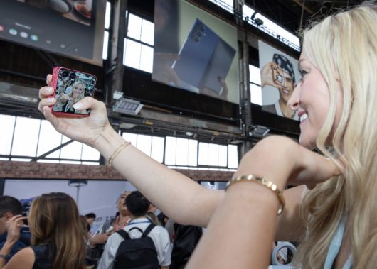 9일(현지시간) 미국 뉴욕 브루클린에 위치한 듀갈 그린하우스(Duggal Greenhouse)에서 개최된 하반기 '갤럭시 언팩 2025'에서 관람객이 '갤러기 Z 플립7'을 체험하는 모습. [사진=삼성전자]