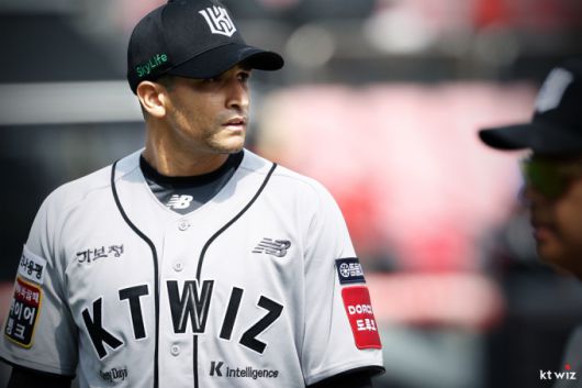 [서울=뉴스핌] kt의 외국인 선발 투수 윌리엄 쿠에바스가 지난 5월 11일 롯데와의 더블헤더 1차전에서 선발 투수로 나서 4실점 한 뒤 마운드를 내려가고 있다.  [사진 = kt] 2025.05.11 wcn05002@newspim.com