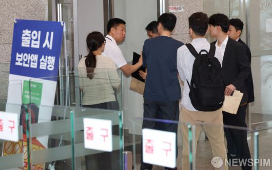 [서울=뉴스핌] 김학선 기자 = 해병대 채 상병 사건 수사방해 의혹을 수사하는 이명현 순직해병특검팀이 수사외압 의혹의 단초가 된 'VIP 격노설' 수사를 위해 10일 서울 용산구 국방부 청사에 도착, 압수수색에 나서고 있다. 2025.07.10 yooksa@newspim.com