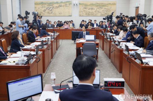 [서울=뉴스핌] 윤창빈 기자 = 이주호 부총리 겸 교육부 장관이 10일 오전 서울 여의도 국회 교육위원회에서 열린 리박스쿨 청문회에서 의원 질문에 답변하고 있다. 2025.07.10 pangbin@newspim.com