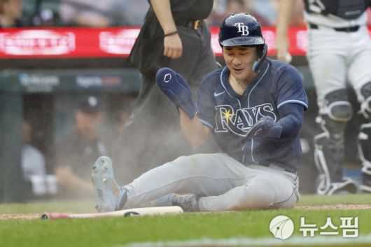[디트로이트 로이터=뉴스핌] 탬파베이의 김하성이 6회초 동점 적시 2루타를 친 뒤 역전 득점을 위해 홈에서 슬라이딩 하고 있다. 2025.07.10 wcn05002@newspim.com