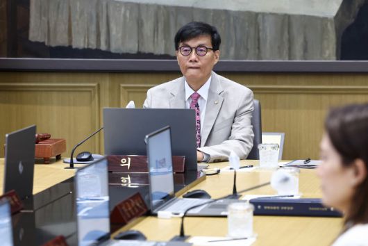 [서울=뉴스핌] 사진공동취재단 = 이창용 한국은행 총재가 10일 오전 서울 중구 한국은행에서 열린 금융통화위원회 본회의를 주재하고 있다. 2025.07.10 photo@newspim.com