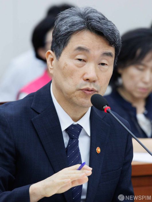 [서울=뉴스핌] 윤창빈 기자 = 이주호 부총리 겸 교육부 장관이 10일 오전 서울 여의도 국회 교육위원회에서 열린 리박스쿨 청문회에서 의원 질문에 답변하고 있다. 2025.07.10 pangbin@newspim.com