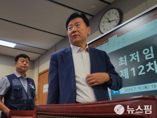 [세종=뉴스핌] 양가희 기자 = 사용자위원인 류기정 경총 전무(오른쪽)가 10일 최저임금위원회 제12차 전원회의 종료 이후 회의장을 나가고 있다. 근로자위원인 류기섭 한국노총 사무총장(왼쪽)은 뒤를 이어 나가고 있다. 2025.07.11 sheep@newspim.com