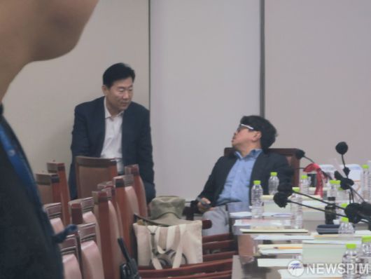 [세종=뉴스핌] 양가희 기자 = 10일 정부세종청사에서 열린 최저임금위원회 제12차 전원회의에서 사용자위원 간사 류기정 경총 전무(왼쪽)와 공익위원 간사 권순원 숙명여대 교수(오른쪽)가 오후 10시 19분경 대화하고 있다. 앞서 오후 8시 32분경 민주노총 퇴장 직후 한국노총과 경영계는 오후 8시 37분과 오후 9시 6분경 차례대로 9차, 10차 수정안을 제출한 뒤 2시간 가까이 정회했다. 2025.07.10 sheep@newspim.com