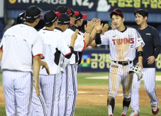 [서울=뉴스핌] 지난 9일 잠실 키움과의 경기에서 LG가 12-6으로 대파한 후 하이파이브 하고 있다. [사진 = LG] 2025.07.09 wcn05002@newspim.com