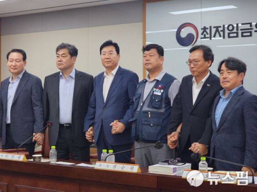 [세종=뉴스핌] 양가희 기자 = 10일 정부세종청사에서 열린 최저임금위원회 제12차 전원회의에서 2026년 적용 최저임금이 결정됐다. 위원들은 결정 발표 이후 기념사진을 촬영하고 있다. 왼쪽부터 허헌제 최저임금위 상임위원, 이인재 최저임금위원장, 류기정 경총 전무, 류기섭 한국노총 사무총장, 이명로 중기중앙회 인력정책본부장, 공익위원 간사 권순원 교수. 2025.07.10 sheep@newspim.com