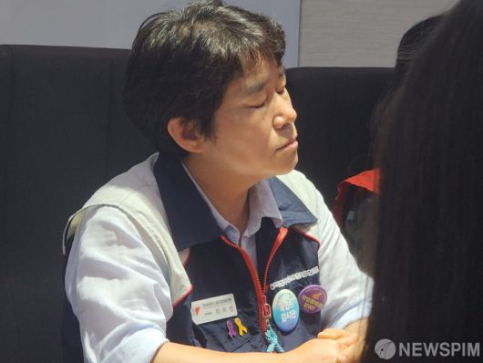 [세종=뉴스핌] 양가희 기자 = 이미선 부위원장이 10일 고용노동부 기자단 대상 기자회견 도중 고뇌에 찬 표정을 짓고 있다. 이미선 민주노총 부위원장 등 민주노총 소속 최저임금위원회 근로자위원들은 이날 정부세종청사에서 열린 최저임금위원회 제12차 전원회의를 퇴장한 이후 고용노동부 기자단과 만나 기자회견을 열었다. 2025.07.10 sheep@newspim.com