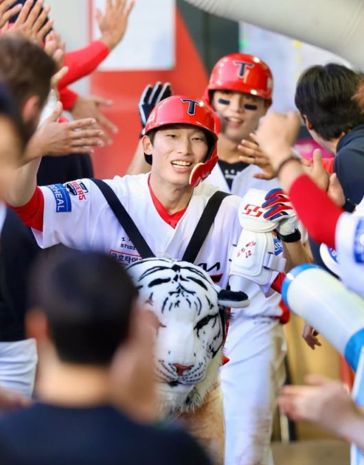 [서울=뉴스핌] 장환수 스포츠전문기자= KIA 김호령이 5일 롯데와 광주경기에서 2회 시즌 첫 홈런에 이어 5회 만루홈런을 터뜨린 뒤 더그아웃에서 동료들의 환영을 받고 있다. [사진=KIA] 2025.07.05 zangpabo@newspim.com