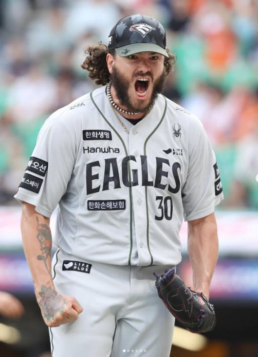 [서울=뉴스핌] 장환수 스포츠전문기자= 한화 에이스 코디 폰세가 28일 인천에서 열린 SSG 드루 앤더슨과의 선발 맞대결에서 이닝을 마무리한 뒤 포효하고 있다. [사진=한화] 2025.06.28 zangpabo@newspim.com
