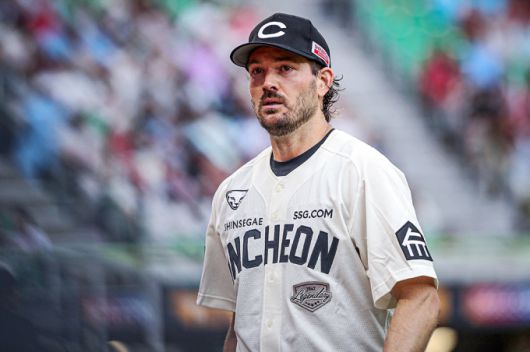 [서울=뉴스핌] SSG의 외국인 투수 드류 앤더슨이 지난 15일 문학 롯데와의 경기에서 7이닝 무실점을 기록한 뒤 마운드를 내려가고 있다. [사진 = SSG] 2025.06.15 wcn05002@newspim.com