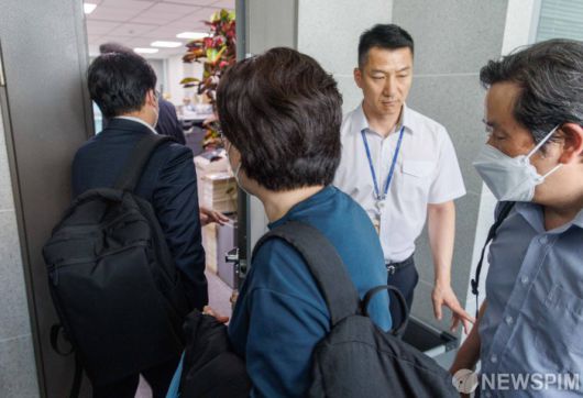 김건희 여사 관련 의혹을 수사 중인 민중기 특별검사팀(특검팀)이 11일 이른바 '집사 게이트'의 주 피의자인 김예성(48)씨를 향해 특검에 직접 출석 의사를 밝히라고 요구했다. 사진은 김 여사 관련 '공천개입 의혹'을 수사하는 특검팀 수사관들이 이날 오후 서울 여의도 국회 의원회관의 윤상현 국민의힘 의원실로 들어서고 있는 모습. [사진=뉴스핌DB]