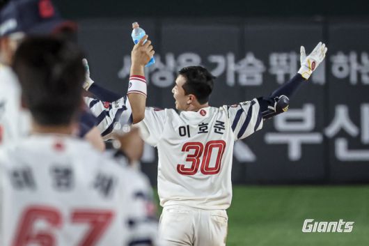 [서울=뉴스핌] 지난 9일 사직 롯데와 두산과의 경기에서 롯데가 연장 11회 이호준의 끝내기 안타로 승리한 후 환호하고 있다.  [사진 = 롯데] 2025.07.09 wcn05002@newspim.com