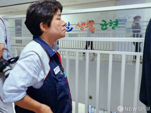 [세종=뉴스핌] 양가희 기자 = 이미선 민주노총 부위원장이 10일 정부세종청사에서 열린 최저임금위원회 제12차 전원회의에서 공익위원 심의 촉진 구간을 인정하지 못한다는 이유로 오후 8시 32분경 퇴장하고 있다. 민주노총 퇴장 직후 한국노총과 경영계는 심의 촉진 구간 내 9차 수정안을 제출했다. 2025.07.10 sheep@newspim.com