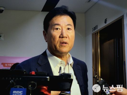 [세종=뉴스핌] 양가희 기자 = 류기정 경총 전무가 10일 정부세종청사에서 열린 최저임금위원회 제12차 전원회의를 마치고 기자들과 만나 이번 최저임금 노사 합의에 대해 발언하고 있다. 2025.07.11 sheep@newspim.com