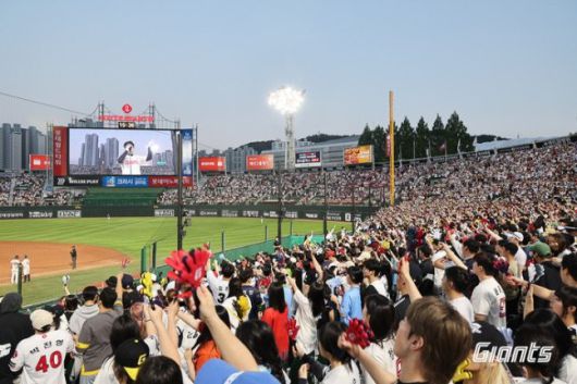 [서울=뉴스핌] 손지호 기자 = 롯데 팬들이 사직구장에서 열띤 응원전을 선보이고 있다. [사진=롯데] 2025.07.11 thswlgh50@newspim.com