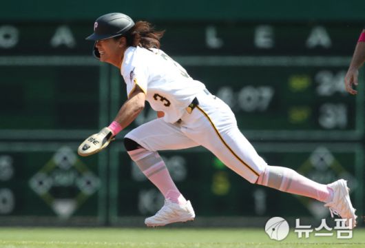 [피츠버그 로이터=뉴스핌] 손지호 기자 = 피츠버그 배지환이 지난 5월 12일 경기에서 6회 대주자로 나간 뒤 전력을 다한 질주로 2루를 훔치고 있다. 2025.07.11 thswlgh50@newspim.com