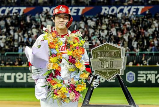 [서울=뉴스핌] 장환수 스포츠전문기자= SSG 최정이 13일 NC와 인천 홈경기에서 6회말 500호 홈런을 날린 뒤 포즈를 취했다. [사진=SSG] 2025.05.13 zangpabo@newspim.com