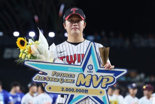 퓨처스 올스타전 최우수선수상을 받은 손용준. [사진=LG]