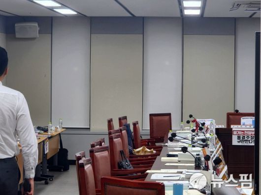 [세종=뉴스핌] 양가희 기자 = 10일 정부세종청사에서 열린 최저임금위원회 제12차 전원회의가 정회 중인 가운데 위원들의 자리가 비어있는 모습. 2025.07.10 sheep@newspim.com