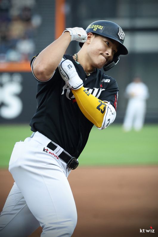 [서울=뉴스핌] kt 안현민이 지난 5일 대전 한화와의 경기에서 1회 솔로 홈런을 때린 뒤 세리머니 하고 있다. [사진 = kt] 2025.06.05 wcn05002@newspim.com