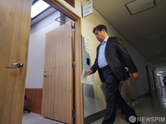 [세종=뉴스핌] 양가희 기자 = 이인재 최저임금위원장이 10일 오후 11시 14분경 약 2시간 동안의 정회를 마치고 내년도 최저임금 노사 합의 결정 공표를 위해 정부세종청사에서 열린 최저임금위원회 제12차 전원회의에 입장하고 있다. 2025.07.11 sheep@newspim.com