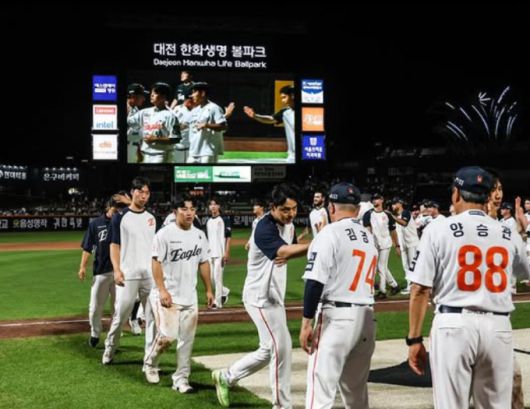 [서울=뉴스핌] 지난 8일 대전 KIA전에서 한화가 4연승을 기록한 뒤 선수들이 하이파이브 하고 있다. [사진 = 한화] 2025.07.08 wcn05002@newspim.com