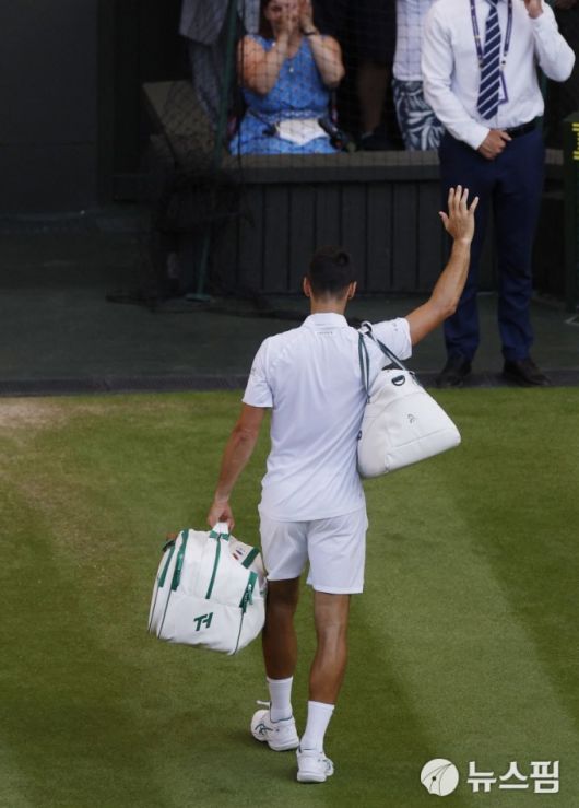 [런던 로이터 =뉴스핌] 박상욱 기자 = 조코비치가 11일(현지시간) 열린 윔블던 남자 단식 4강전을 마치고 코트를 떠나고 있다. 2025.7.11 psoq1337@newspim.com