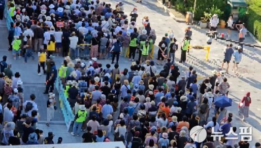 12일 열린 '신천지 OUT' 집회에는 신계용 과천시장, 이소영 국회의원, 최기식 당협위원장, 하영주 시의장 등 시의원 전원참석했으며, 1500여 명의 시민이 참여해 시청 앞 중앙공원을 가득 메웠다. [사진=제보자]