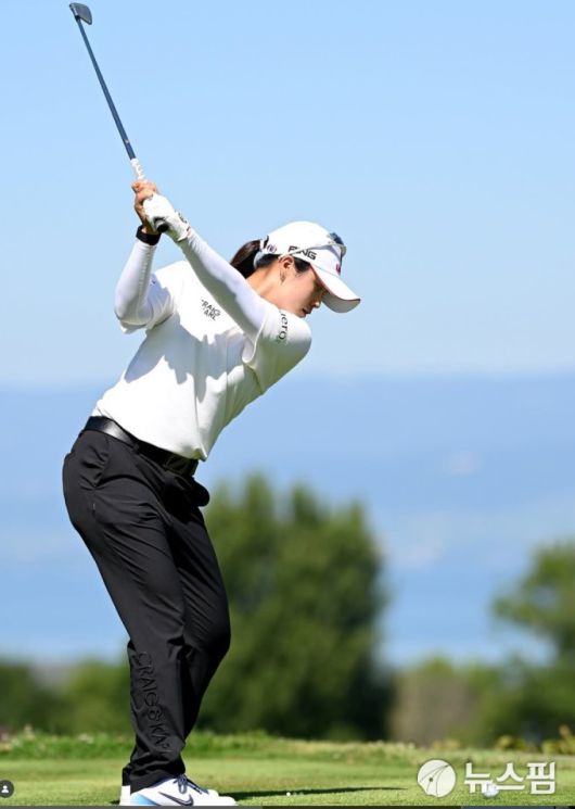 최혜진이 12일 에비앙 챔피언십 2라운드에서 티샷하고 있다. [사진=LPGA]
