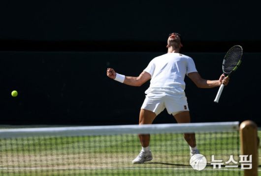 [런던 로이터 =뉴스핌] 박상욱 기자 = 알카라스가 11일(현지시간) 열린 윔블던 남자 단식 프리츠와의 4강전을 승리하자 포효하고 있다. 2025.7.11 psoq1337@newspim.com