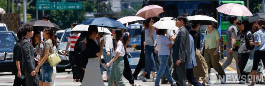[서울=뉴스핌] 류기찬 인턴기자 = 연일 폭염경보가 이어지고 있는 가운데 10일 오후 서울 종로구 일대에서 시민들이 양산을 쓰고 이동하고 있다. 2025.07.10 ryuchan0925@newspim.com
