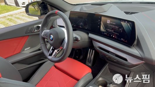 [서울=뉴스핌] 조수빈 기자 = 지난 9일 BMW 뉴 M235 xDrive를 타고 주행해 봤다. 실내 역시 상위 트림에서만 볼 수 있었던 옵션들을 기본 탑재해 소형의 프리미엄화를 차 안에 구현했다. [사진=조수빈 기자] 2025.07.11 beans@newspim.com