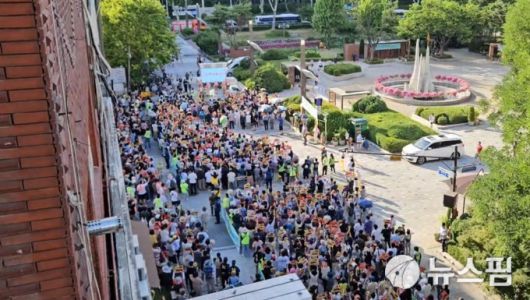 12일 열린 '신천지 OUT' 집회에는 신계용 과천시장, 이소영 국회의원, 최기식 당협위원장, 하영주 시의장 등 시의원 전원참석했으며, 1500여 명의 시민이 참여해 시청 앞 중앙공원을 가득 메웠다. [사진=제보자]