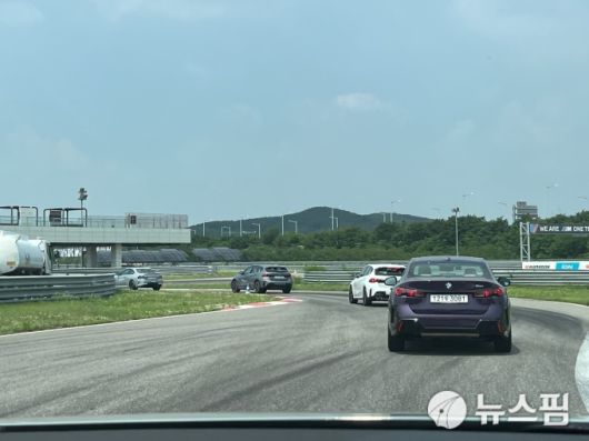 [서울=뉴스핌] 조수빈 기자 = 지난 9일 BMW 뉴 M235 xDrive를 타고 주행해 봤다. 사진은 트랙을 주행하고 있는 BMW 차량들. [사진=조수빈 기자] 2025.07.11 beans@newspim.com
