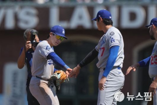 [샌프란시스코 로이터=뉴스핌] 장환수 스포츠전문기자= LA 다저스 김혜성(왼쪽)이 13일 샌프란시스코 방문경기에서 2-1로 승리한 뒤 오타니 쇼헤이와 손을 맞추며 승리를 자축하고 있다. 2025.07.13 zangpabo@newspim.com