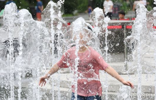 [서울=뉴스핌] 김학선 기자 = 서울 낮 최고기온이 30도까지 올라 후덥지근한 날씨를 보인 29일 서울 광화문 광장 분수대에서 어린이들이 물놀이를 하며 더위를 식히고 있다. 2025.06.29 yooksa@newspim.com