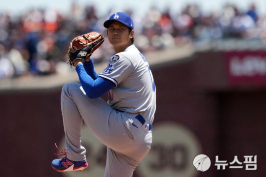 [샌프란시스코 로이터=뉴스핌] 장환수 스포츠전문기자= LA 다저스 선발 투수 오타니 쇼헤이가 13일 샌프란시스코 방문경기에서 1회 와인드업을 하고 있다. 2025.07.13 zangpabo@newspim.com