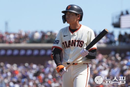 [샌프란시스코 로이터=뉴스핌] 장환수 스포츠전문기자= 샌프란시스코 이정후가 LA 다저스와 홈경기에서 9회 삼진을 당한 뒤 더그아웃으로 들어오고 있다. 2025.07.13 zangpabo@newspim.com