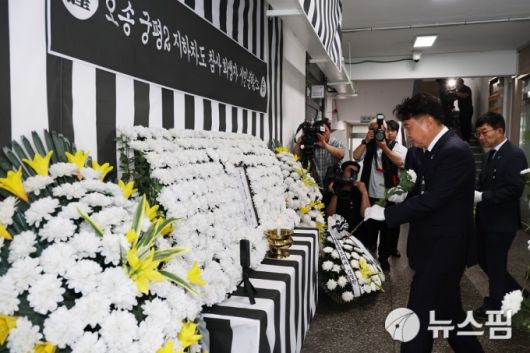 김영환 충북지사가 7일 청주시 임시청사에 마련된 오송지하차도 참사 2주기 시민분향소를 찾아 헌화하며 희생자들을 추모하고 있다.[사진=뉴스핌DB]