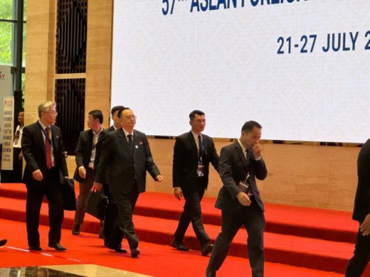 2024년 7월 27일 라오스 비엔티안에서 열리고 있는 아세안 관련 외교장관회의에 참석한 리영철 라오스 주재 북한대사(가운데)가 북한 대표단과 함께 아세안지역안보포럼(ARF) 회의장에 입장하고 있다. [사진=공동취재단] 2024.07.27