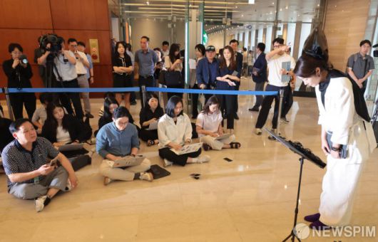 [서울=뉴스핌] 이길동 기자 =강선우 여성가족부 장관 후보자가 26일 서울 종로구 수송동에 마련된  마련된 인사청문회 준비 사무실로 출근하며 인사를 하고 있다. 2025.06.26 gdlee@newspim.com
