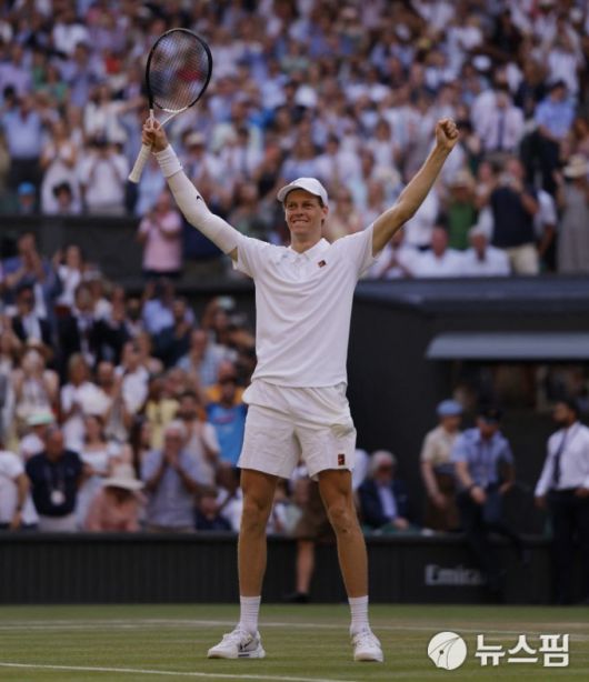 [런던 로이터 =뉴스핌] 박상욱 기자 = 신네르가 13일(현지시간) 열린 윔블던 남자 단식 결승에서 알카라스를 꺾고 우승한 뒤 기뻐하고 있다. 2025.7.13 psoq1337@newspim.com