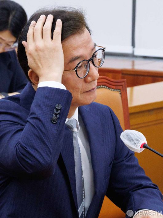 [서울=뉴스핌] 윤창빈 기자 = 전재수 해양수산부 장관 후보자가 14일 오전 서울 여의도 국회 농림축산식품해양수산위원회 전체회의에서 열린 인사청문회에서 머리를 만지고 있다. 2025.07.14 pangbin@newspim.com