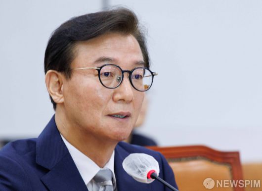 [서울=뉴스핌] 윤창빈 기자 = 전재수 해양수산부 장관 후보자가 14일 오전 서울 여의도 국회 농림축산식품해양수산위원회 전체회의에서 열린 인사청문회에서 의원 질의에 답변하고 있다. 2025.07.14 pangbin@newspim.com