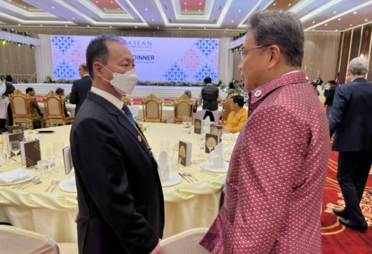 [서울=뉴스핌] 박진 외교부 장관이 2022년 8월 4일 캄보디아 프놈펜에서 열린 아세안 외교장관회의 의장국 주재 환영 만찬에서 안광일 인도네시아 주재 북한 대사 겸 아세안 대표부 대사와 만났다. [사진=외교부] 2022.08.05 yjlee@newspim.com