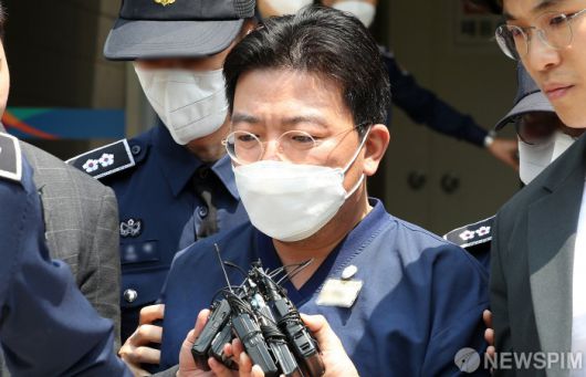 '소시에테제네랄(SG) 증권발 주가폭락' 사태를 일으켜 1심에서 징역 25년을 선고받은 라덕연 호안투자자문 대표가 항소심 재판부에 보석을 신청했다. 사진은 라 대표가 2023년 5월 11일 오후 서울 양천구 서울남부지방법원에서 열린 구속 전 피의자 심문(영장실질심사)를 마친 뒤 법정을 나서는 모습. [사진=뉴스핌 DB]