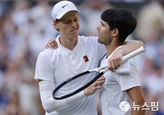 [런던 로이터 =뉴스핌] 박상욱 기자 = 신네르(왼쪽)와 알카라스가 13일(현지시간) 열린 윔블던 남자 단식 결승을 마치고 축하와 위로의 인사를 나누고 있다. 2025.7.13 psoq1337@newspim.com